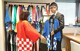 実物を参考に接客する画像