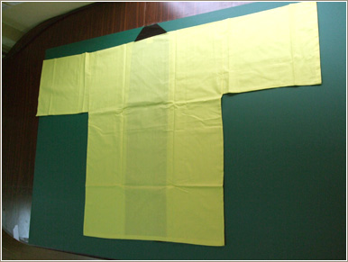 まず、平らな広い場所にはっぴを広げます。