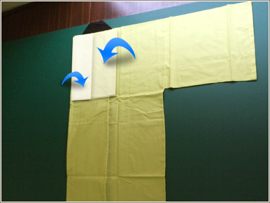 折った袖を、さらに半分に折り返します。