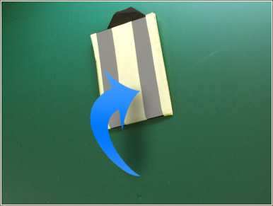 折った袖を、さらに半分に折り返します。