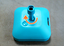 本体に支柱をねじ込みます。