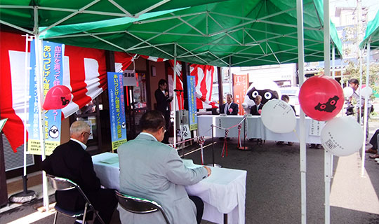 見栄えの良い立て看板とのぼりのおかげですばらしい式典となりました。(佐々木　康さま)