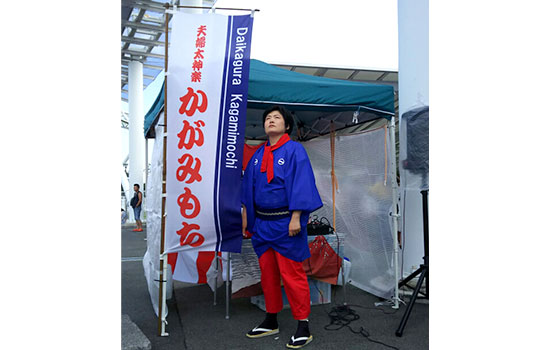 急なお願いにもかかわらず、迅速丁寧に、素晴らしいデザインに仕上げていただき、感謝申し上げます。　かがみもち(夫婦太神楽)さま