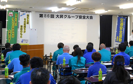 のぼり旗を掲げ、社員へは事故防止の意識向上、見える化で周知させることができました。　株式会社大昇物流　笠原 広さま