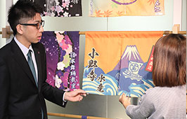 実物を参考に接客する画像