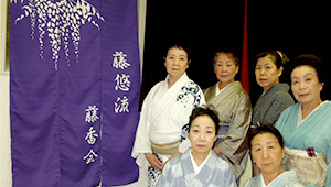 役者さんの楽屋の間口に合わせてサイズを決めます。よこ110×たて100cmやよこ105×たて140cmが多いです。巾数は縁起の良い3巾が喜ばれます。