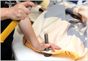 ハトメ取り付け作業