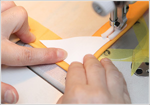 長年使用の引っ張りに耐えるハトメ部分の合皮レザー