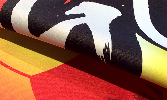 つややかで発色の良い生地です。