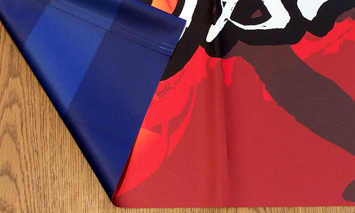 両面で異なるデザインを印刷できます。