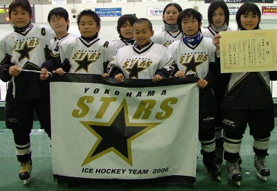 賞状と一緒の記念写真