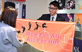 実物を参考に接客する画像