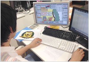 お客様のこだわりやご希望に沿って、イメージワードに基づいた色・フォント・レイアウトでデザインを作り込んでいきます