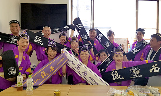 「首にかけるのにちょうどいい大きさで自分達でデザインしたタオルをお揃いで持ってテンションも上がりました！」亀井 真生子さま