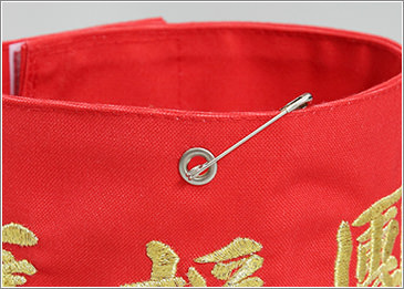 真鍮(しんちゅう)製のハトメと安全ピンの画像。