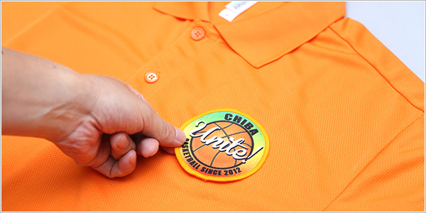 ２.取り付けたい場所を決め、ワッペンを置いてください。