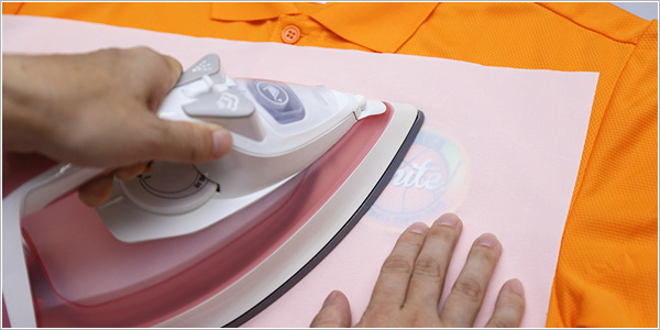 ５．一度、アイロンを上げて冷ましてから、ワッペンが貼り付いているかを確認してください。