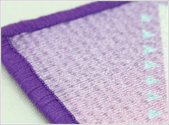 プリントで刺繍に迫る風合い。高品質厚手クロス生地を使用